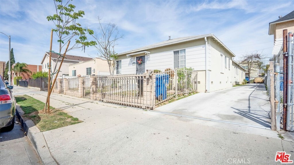 Property Photo:  1330 Menlo Avenue  CA 90006 