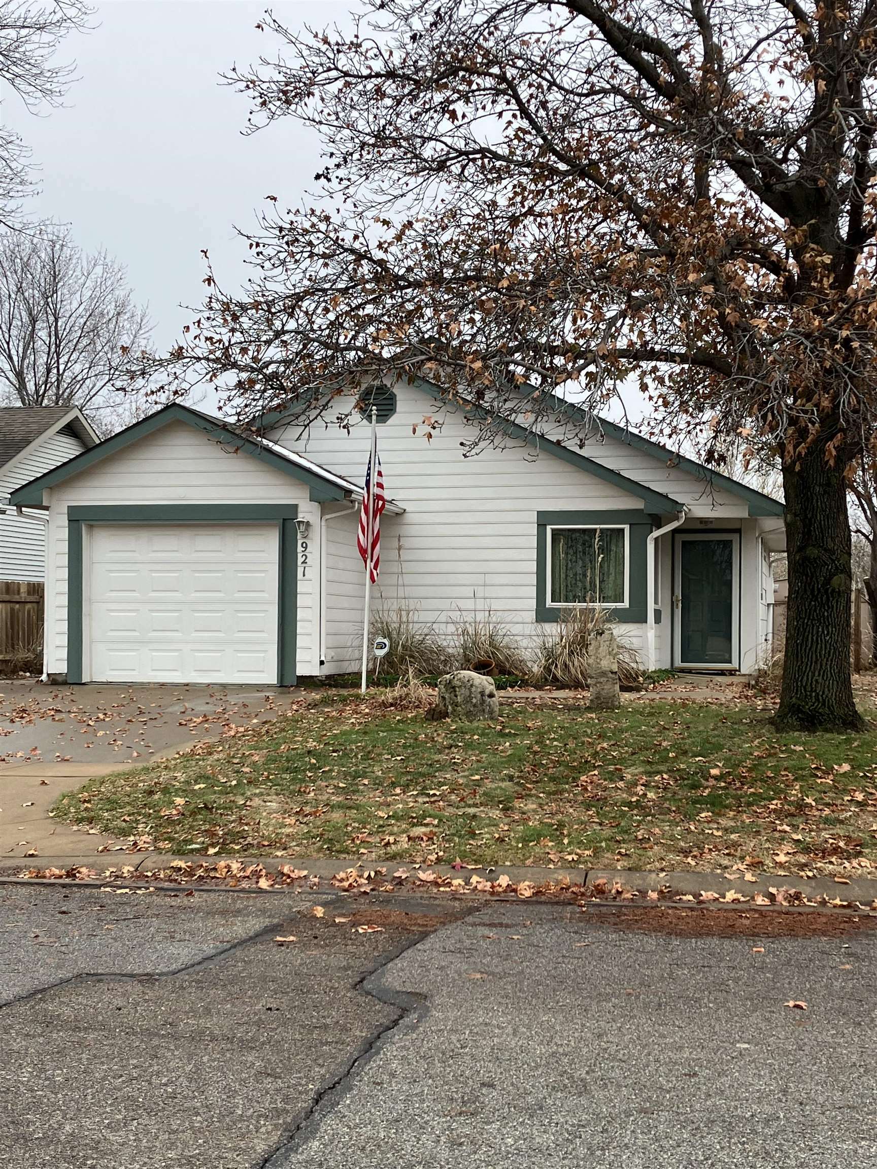 Property Photo:  921 E 52nd St  KS 67216 