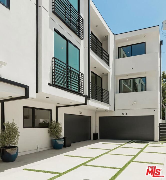 Property Photo:  7271 W Hazel Court  CA 90046 