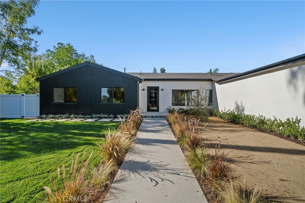 Property Photo:  4901 Del Moreno Drive  CA 91364 