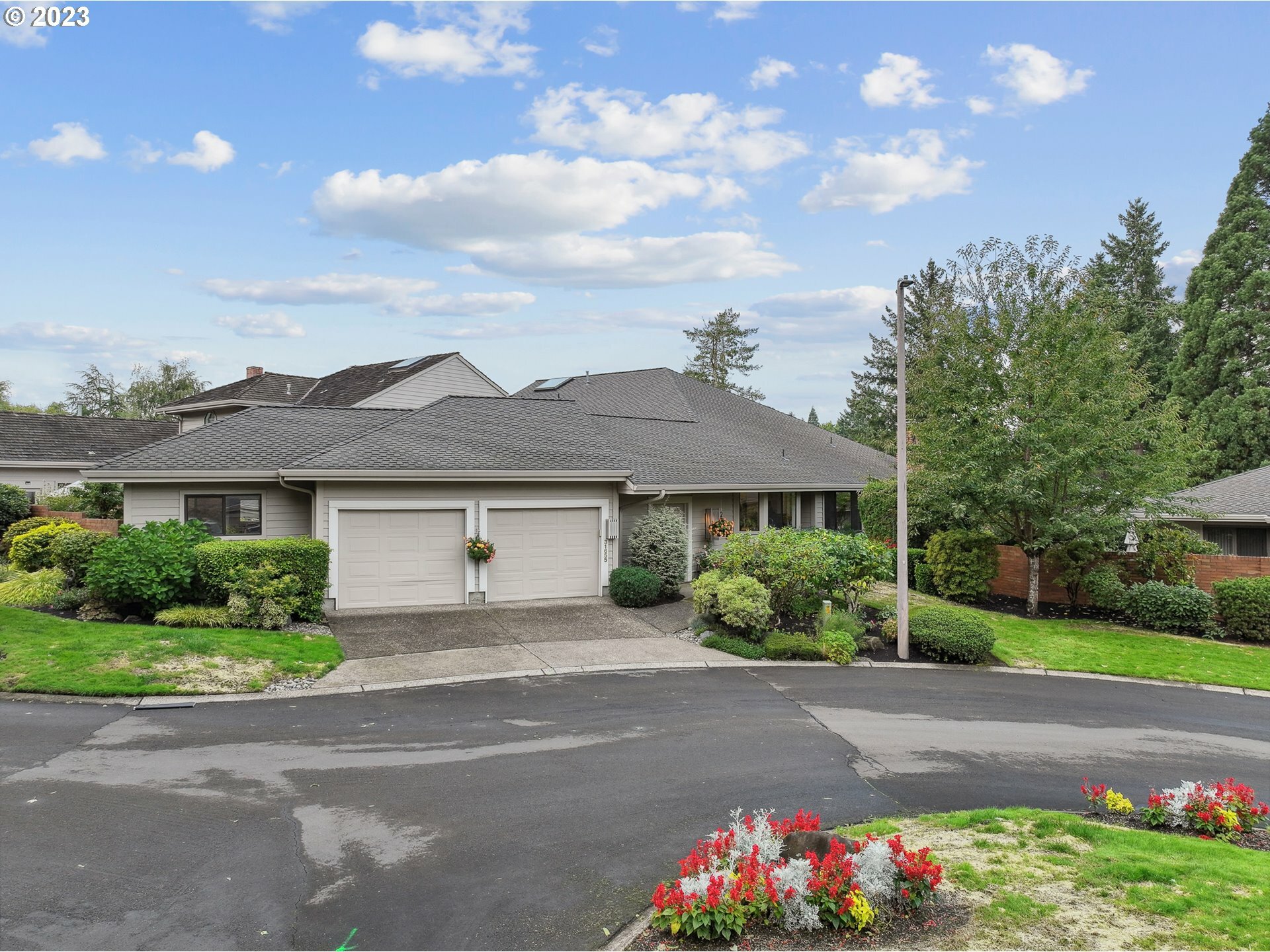 Property Photo: 31655 SW Village Crest Ct OR 97070