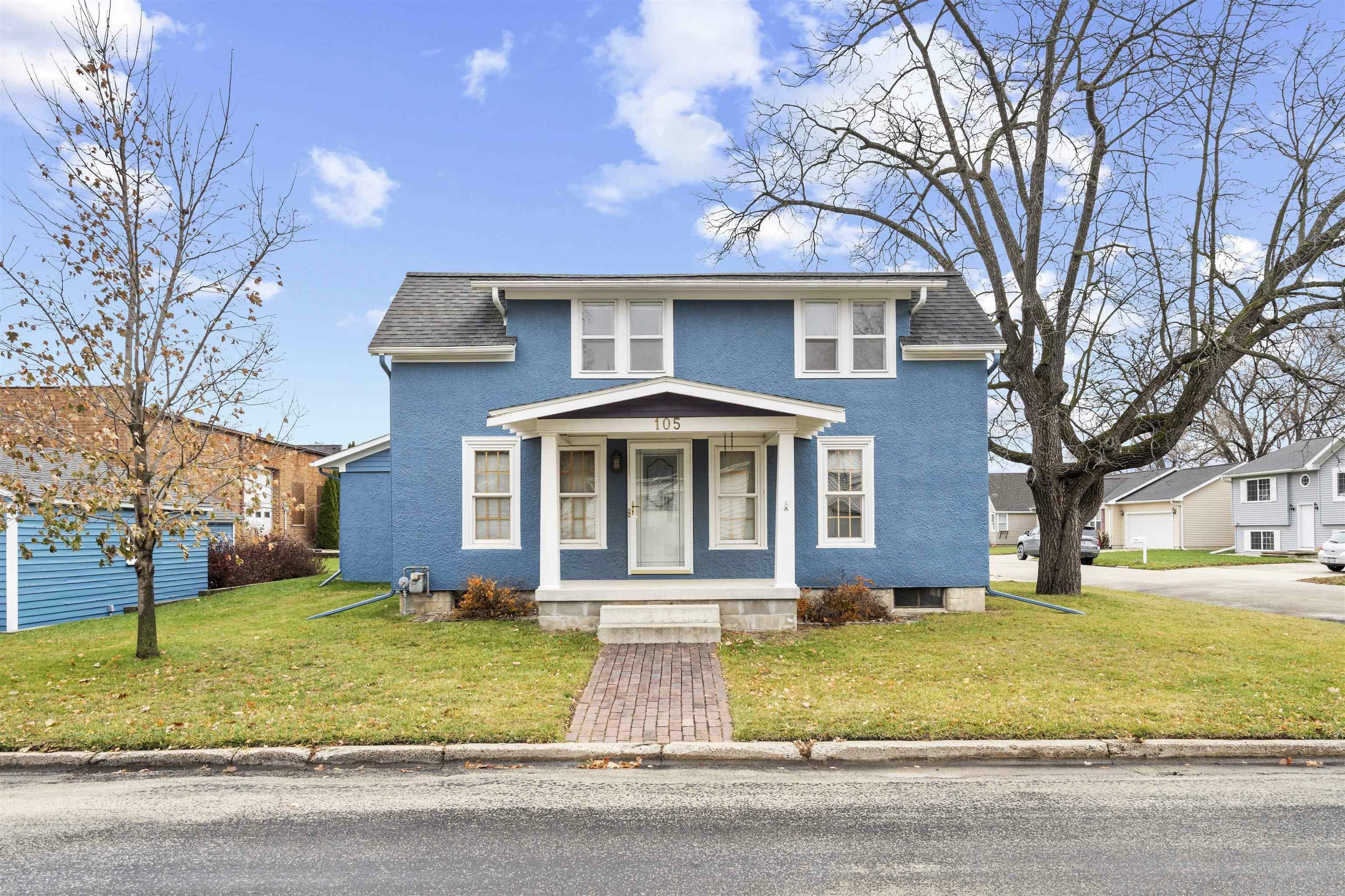 Property Photo:  105 SE 9th Street  IA 50677 