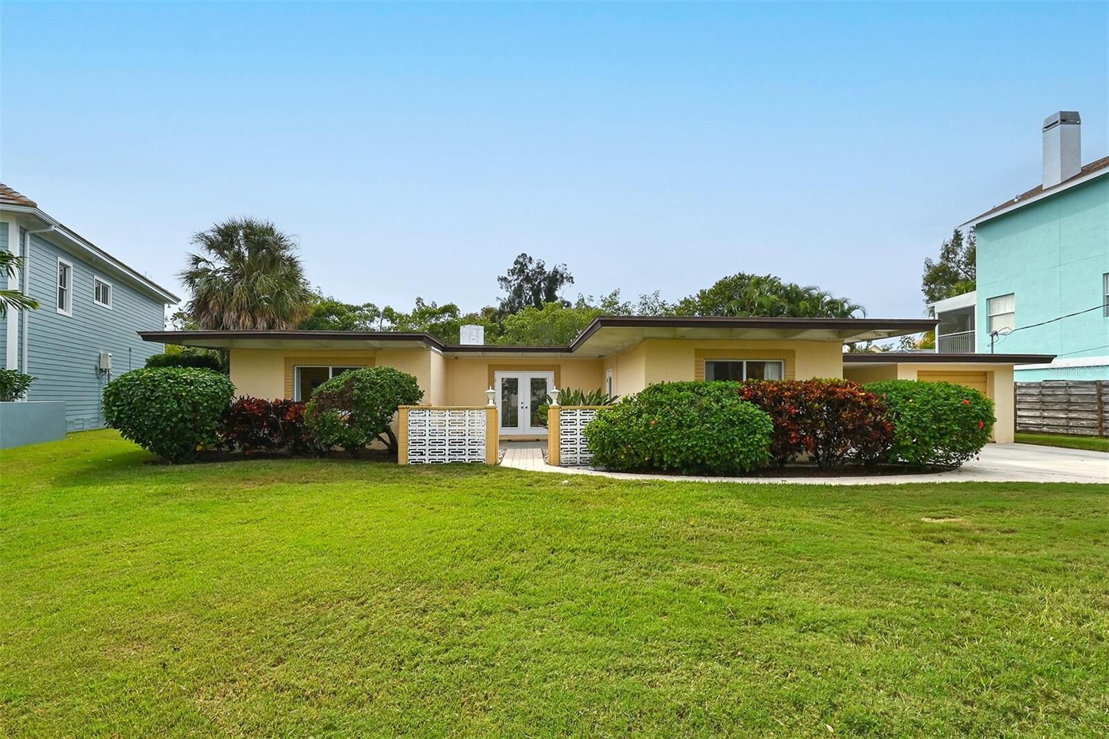 Property Photo:  480 Island Circle  FL 34242 