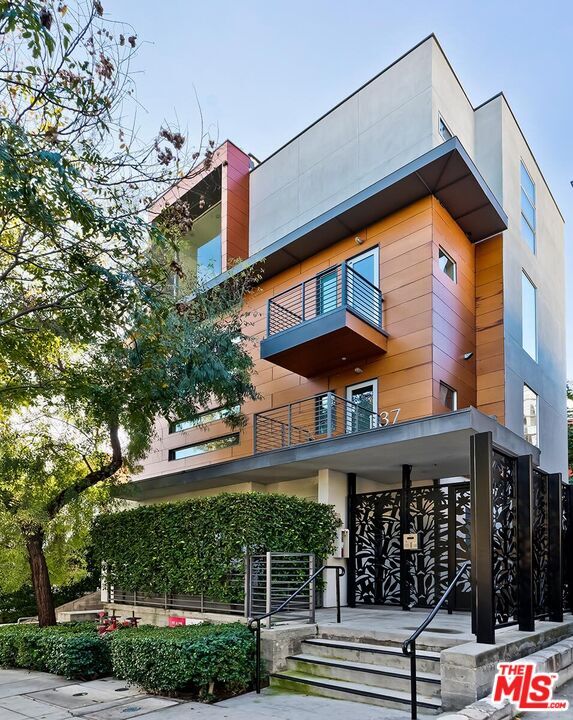 Property Photo:  1137   Hacienda Pl 104  CA 90069 