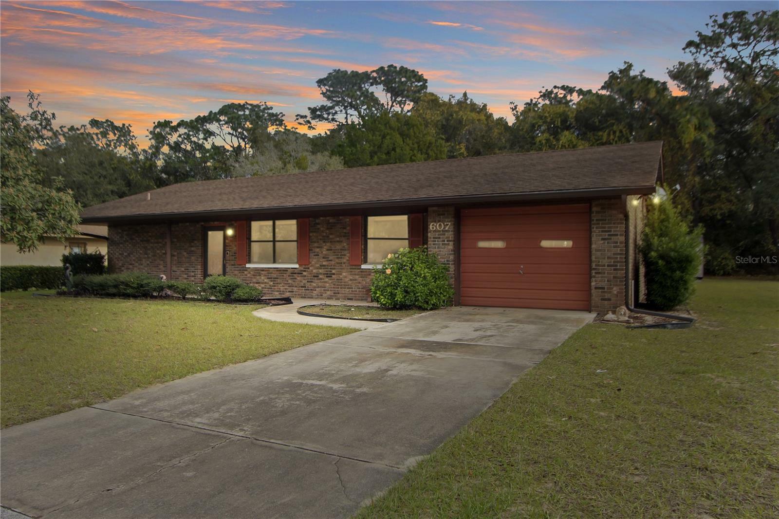 Property Photo:  607 Fourth Avenue  FL 32159 