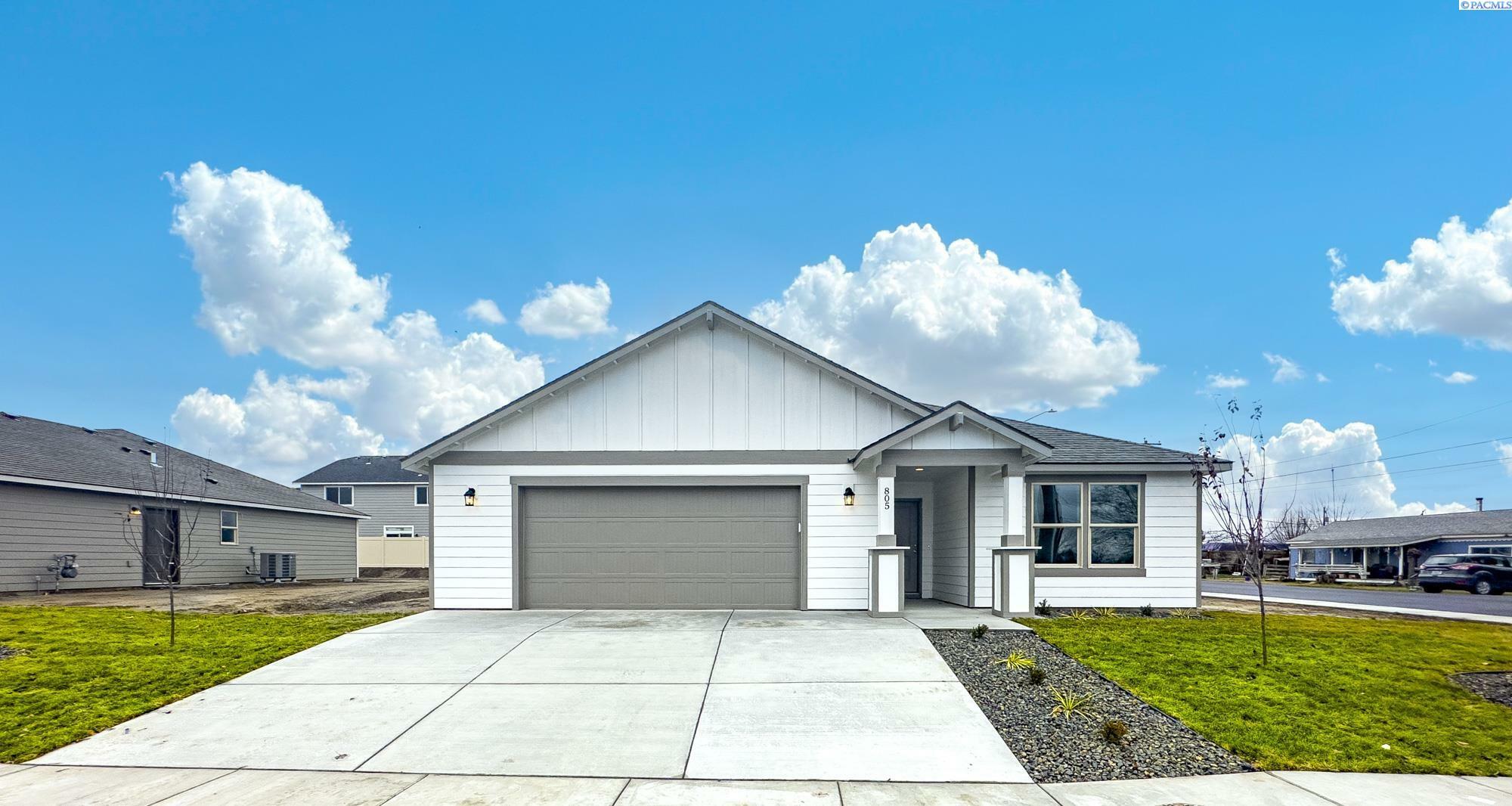 Property Photo:  805 Grapevine St  WA 98930 