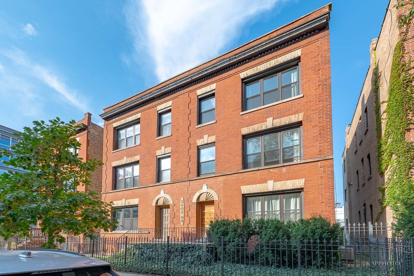 Property Photo: 2404 N Surrey Court 1 IL 60614