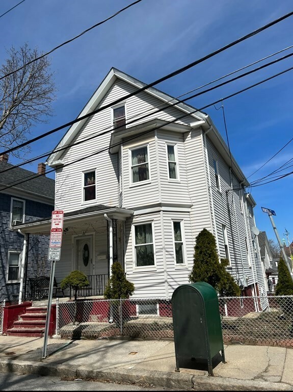 Property Photo: 39 Montrose St 1R MA 02143