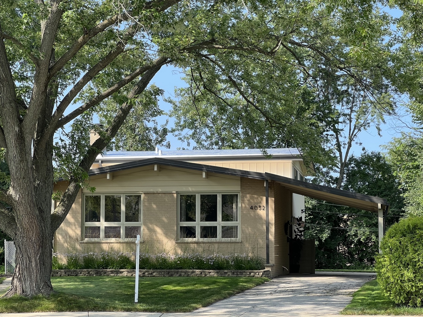 Property Photo: 4032 Tower Circle IL 60076