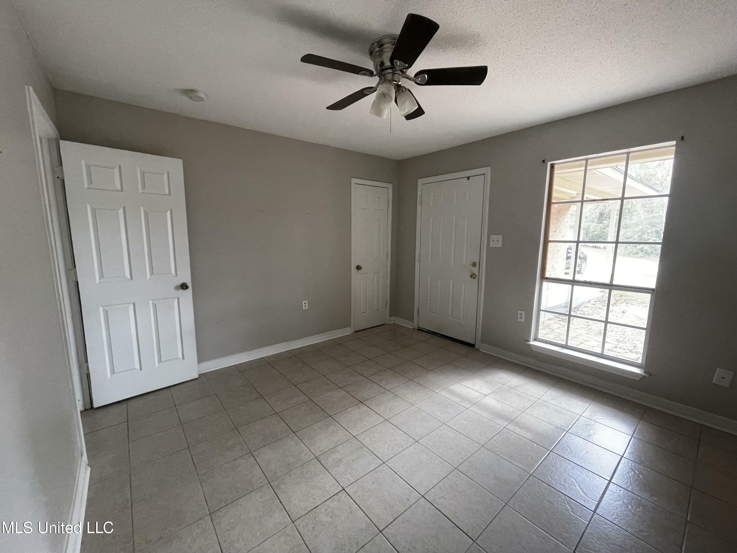 Property Photo:  2106 S Haven Road  MS 39553 