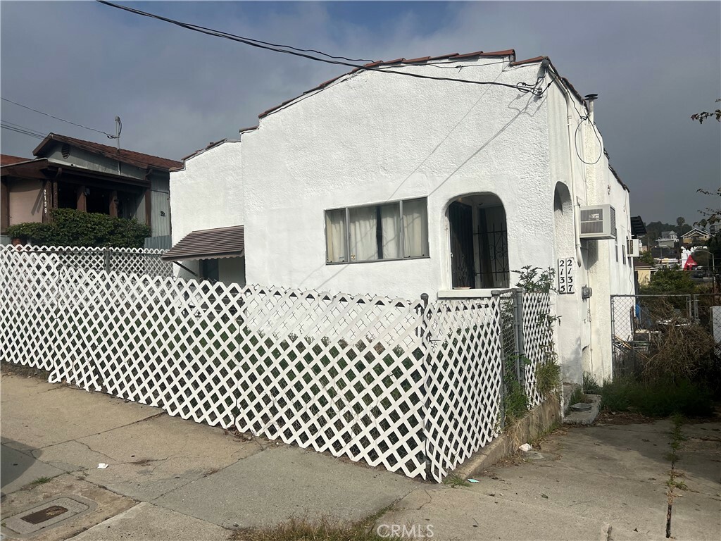 Property Photo:  2137 Santa Ynez Street  CA 90026 