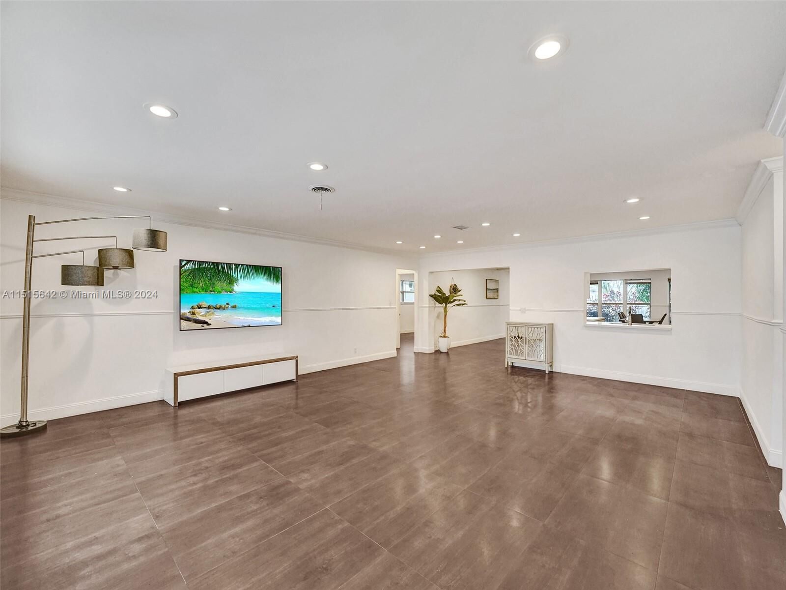 Property Photo: 4721 W Park Rd FL 33021