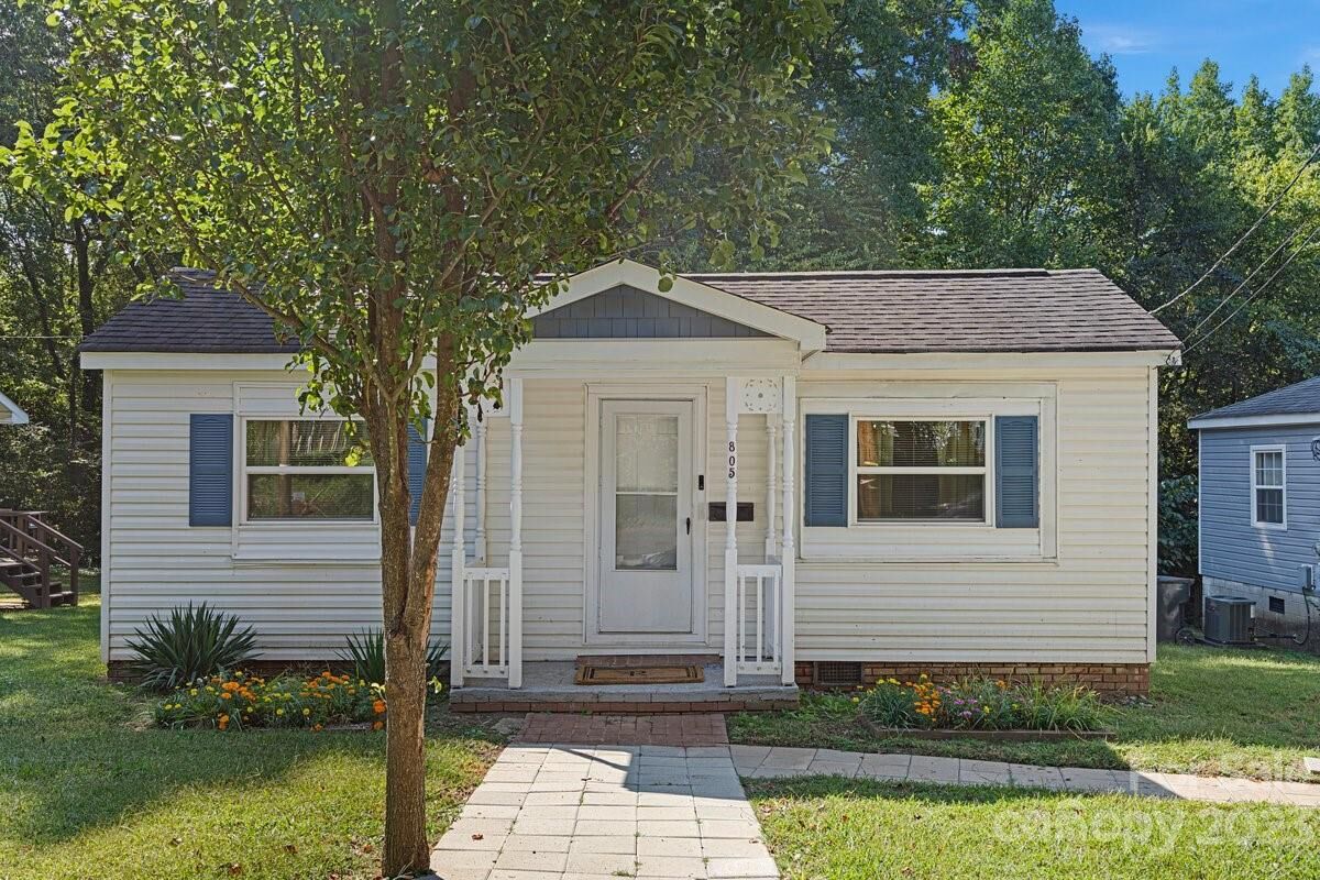 Property Photo:  805 North Avenue  NC 28208 