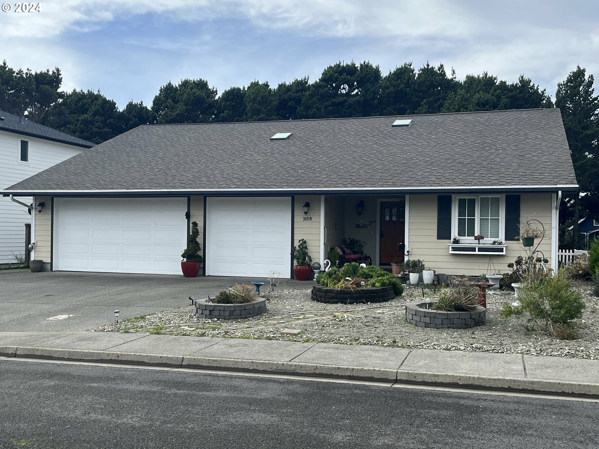 Property Photo: 3158 Periwinkle Ln OR 97411