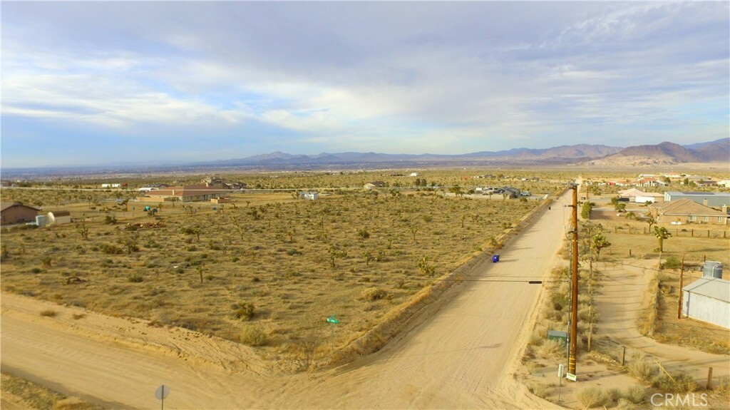 Property Photo:  43522108 Roundup Way  CA 92308 