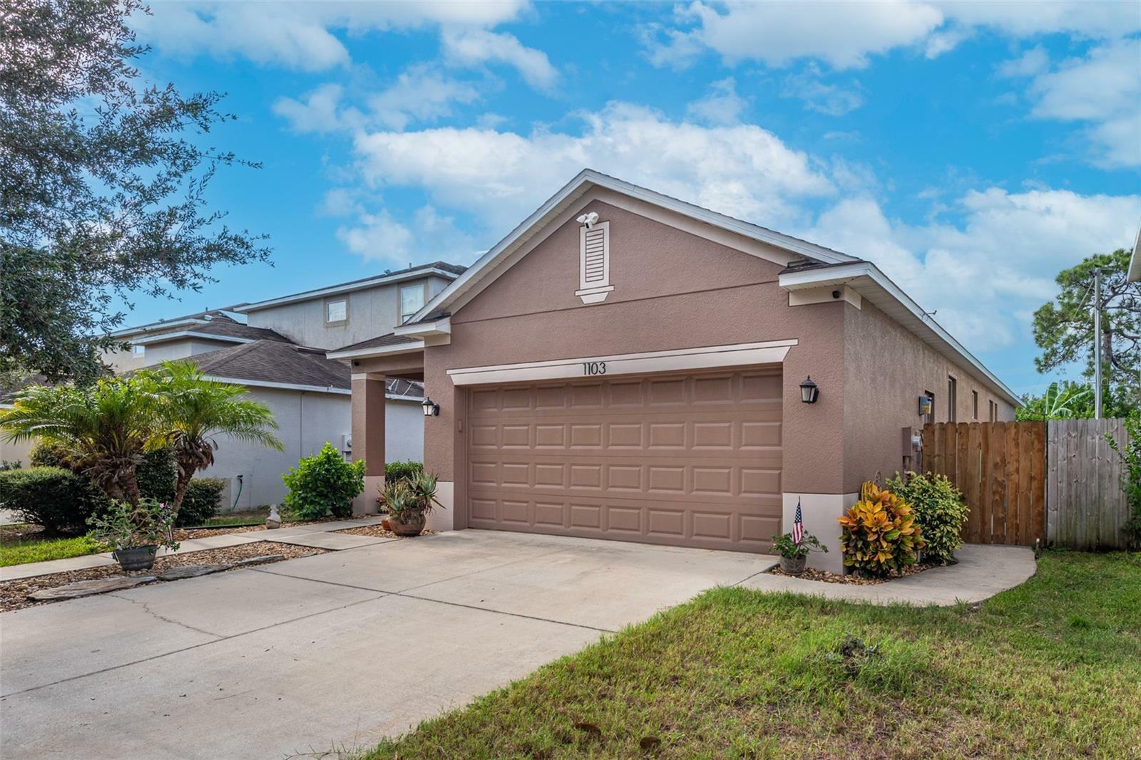 Property Photo:  1103 Windton Oak Drive  FL 33570 