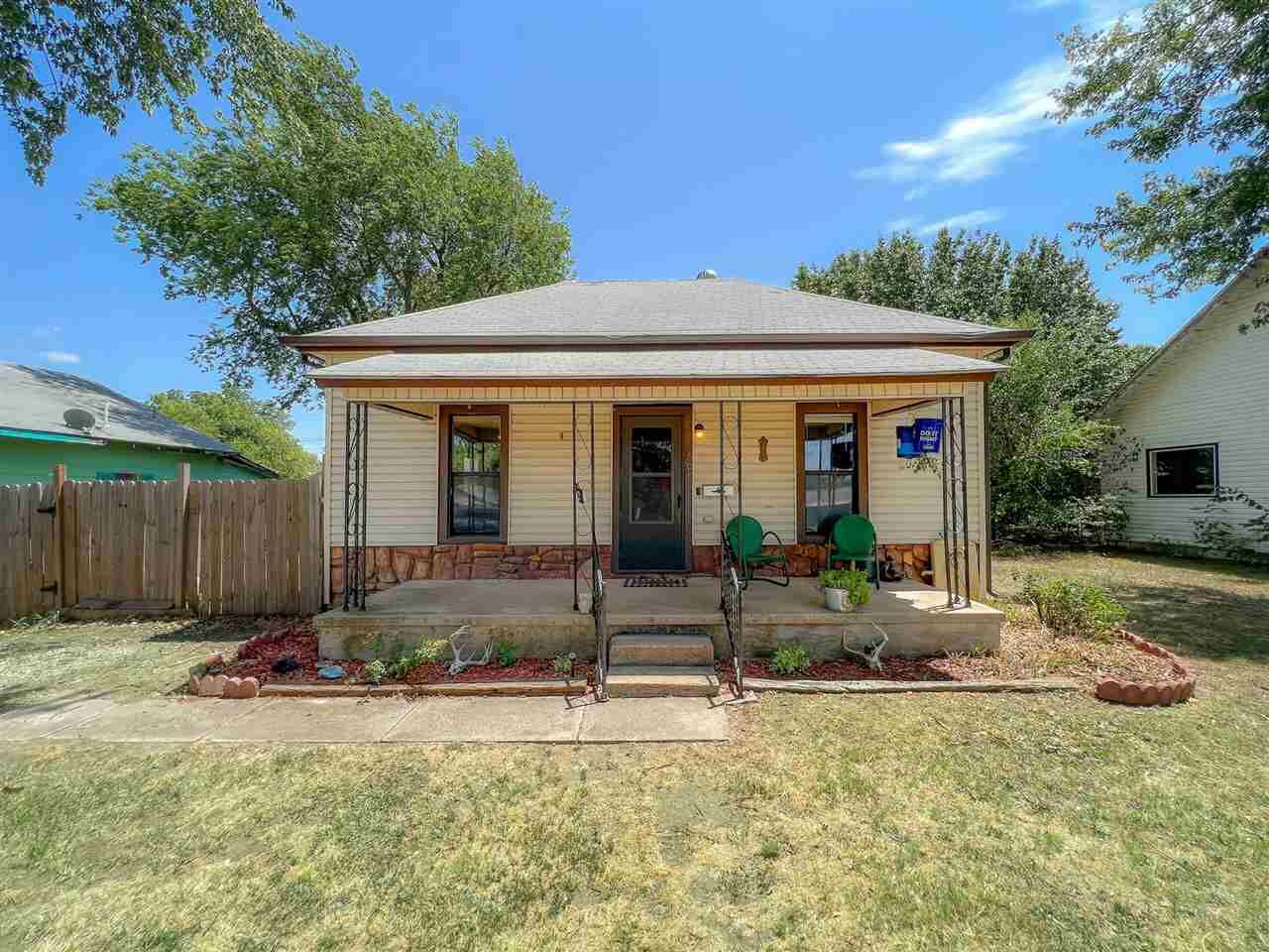 Property Photo:  608 N Maple  OK 74647 