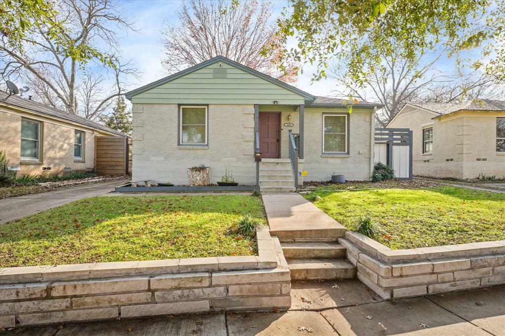 Property Photo:  2626 Alco Avenue  TX 75211 