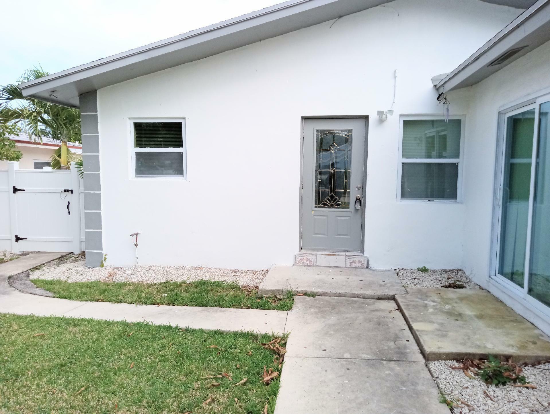 Property Photo:  305 NW 4th Avenue  FL 33444 