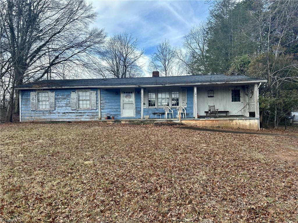 Property Photo:  406 Oakwoods Road  NC 28697 