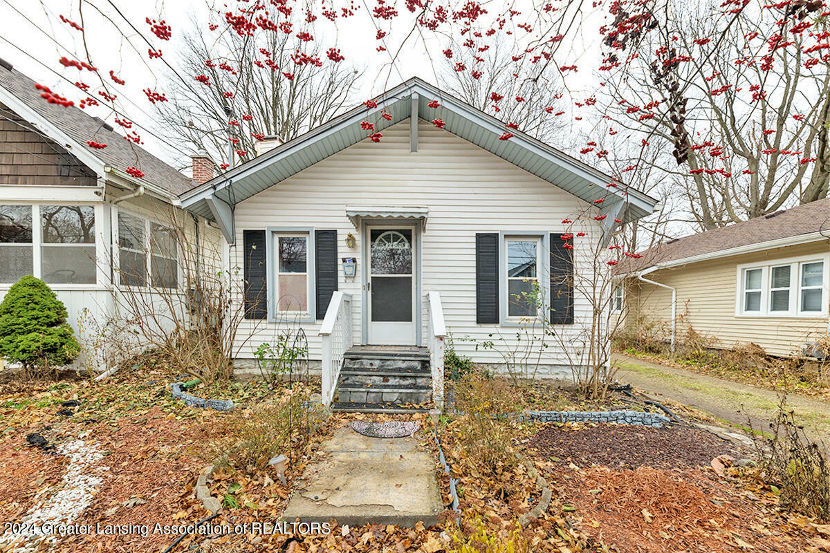 Property Photo:  611 N Foster Avenue  MI 48912 