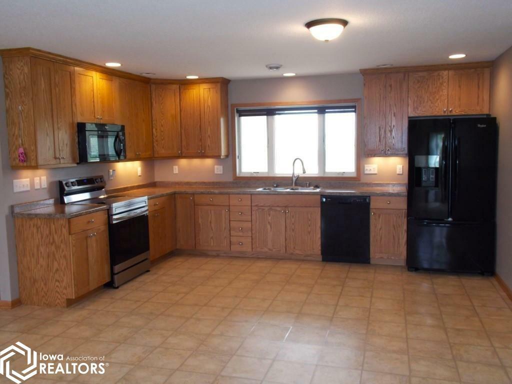 Property Photo:  422 S Winter Street  IA 50472 