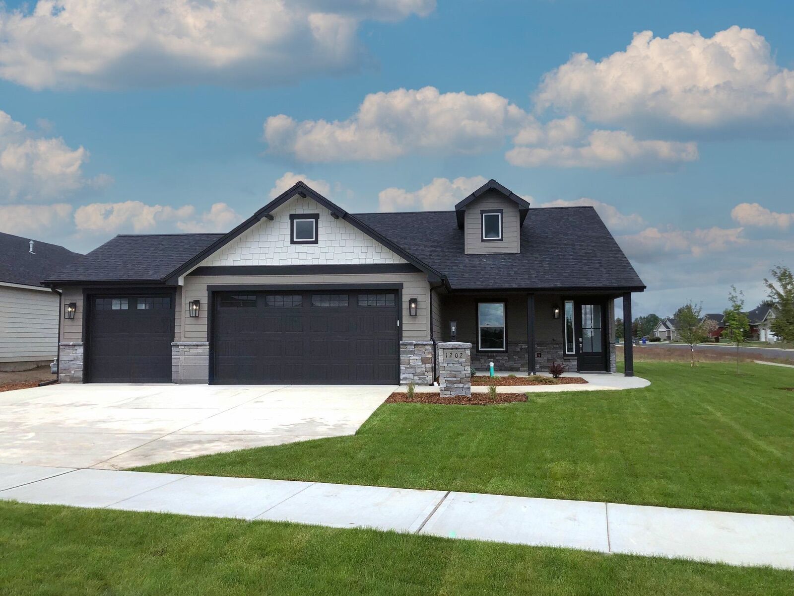 Property Photo: 1202 N High Desert Dr WA 99006