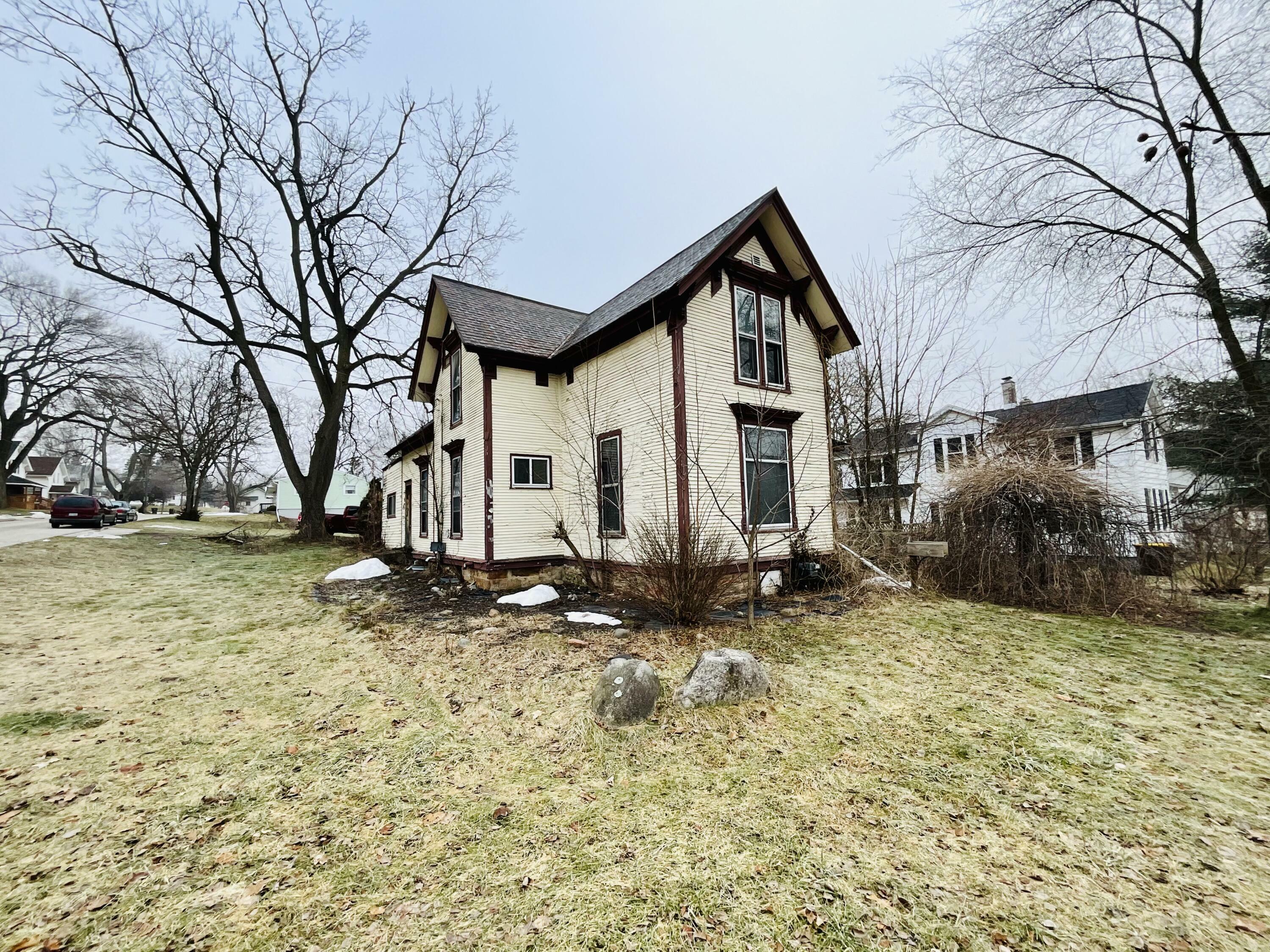 Property Photo:  824 W Lincoln Avenue  MI 48846 