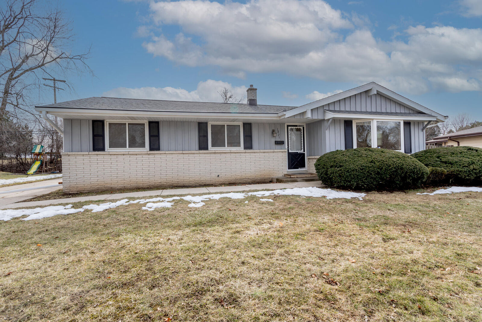 Property Photo:  1825 Dewitt Ct  WI 53186 