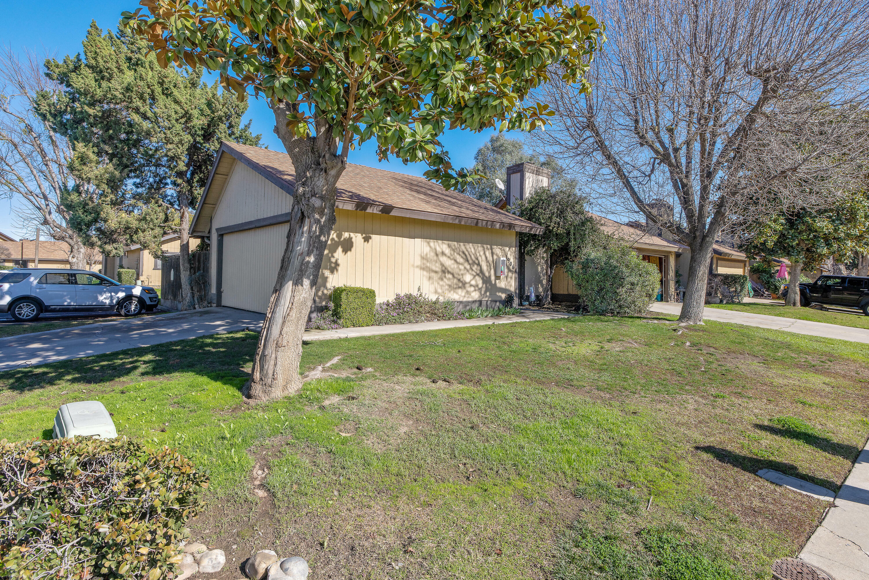 1906 E Harold Avenue  Visalia CA 93292 photo