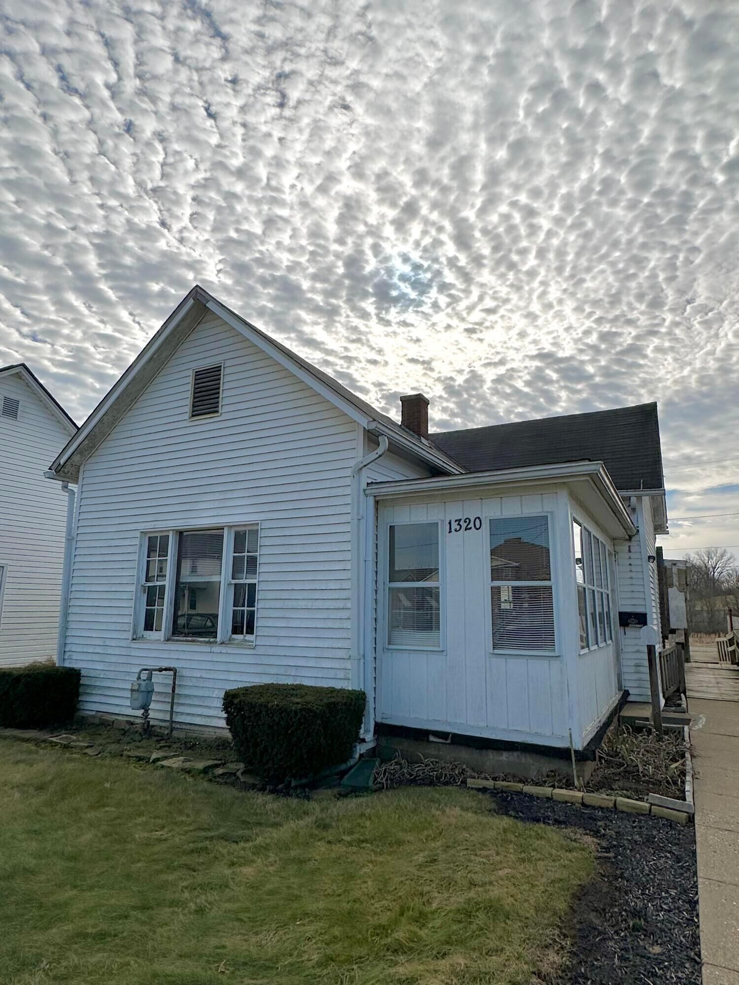 Property Photo:  1320 E Walnut Street  OH 43130 