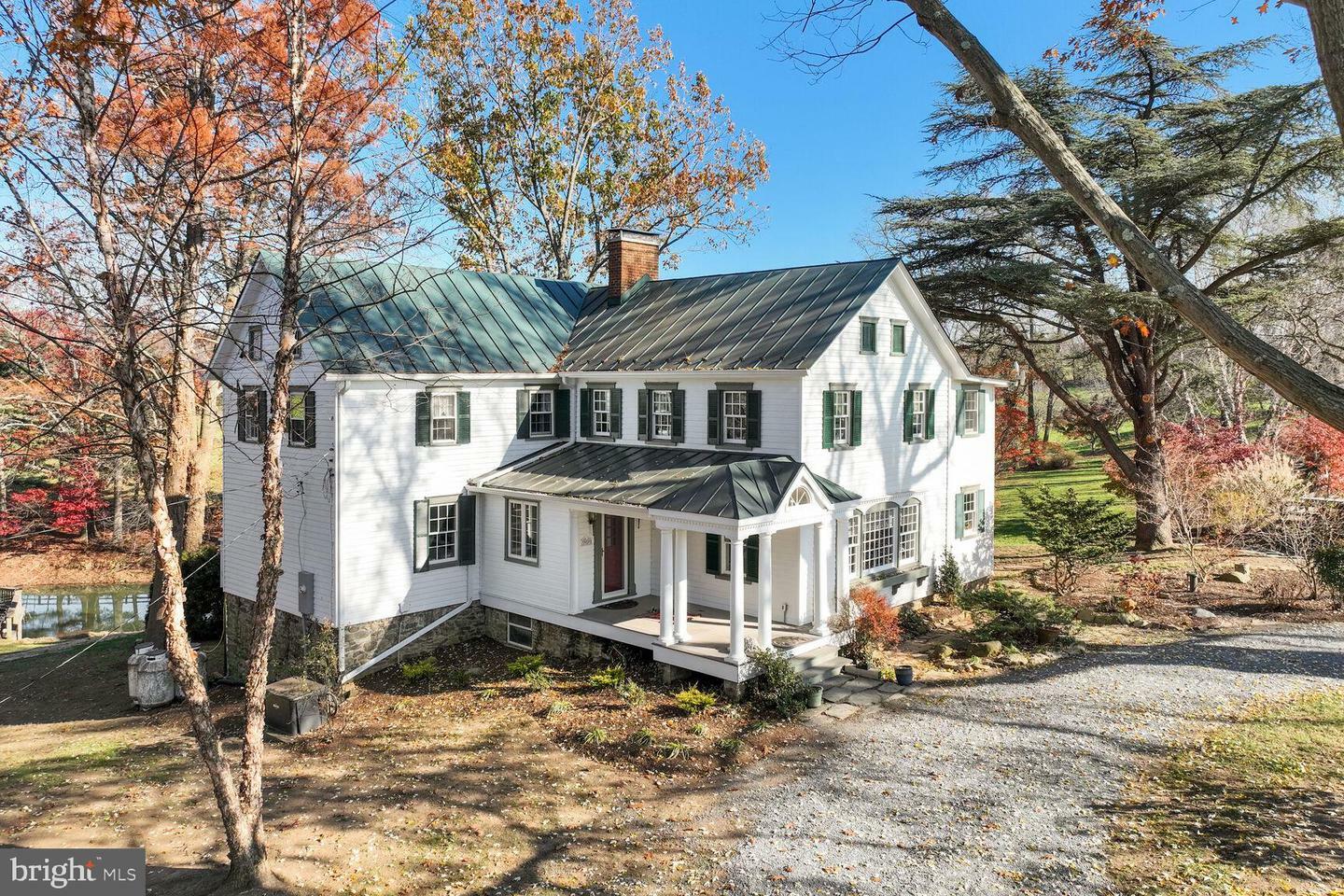 Property Photo: 39595 Weatherlea Farm Lane VA 20180