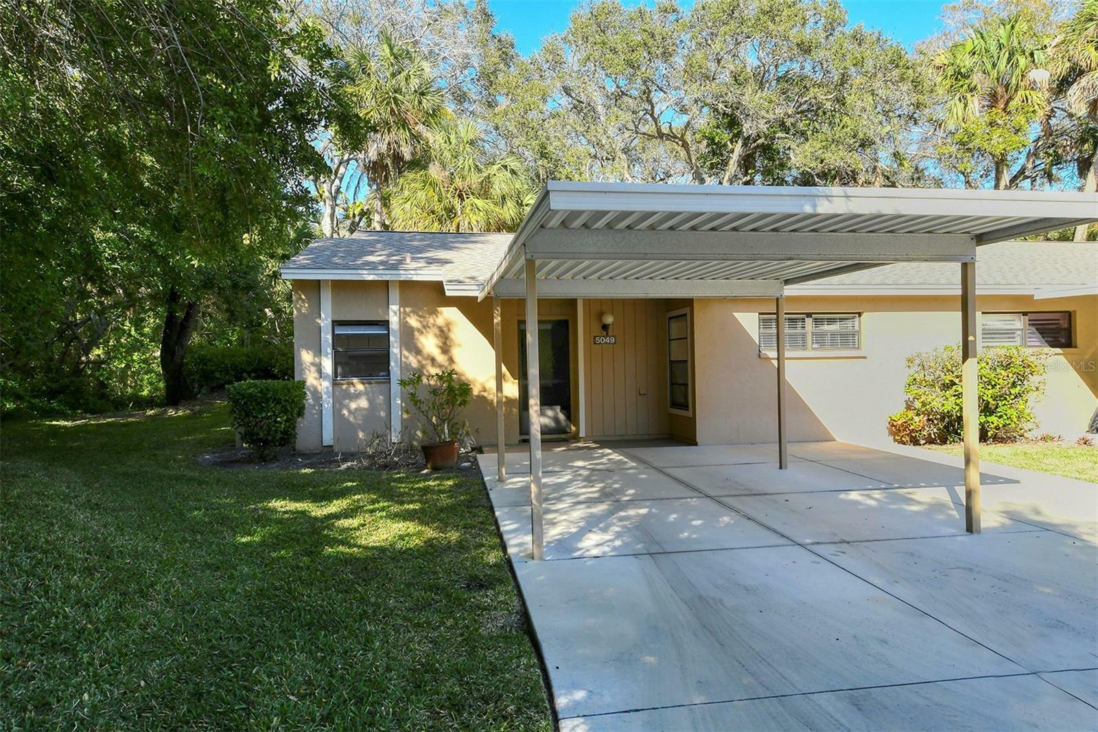 Property Photo:  5049 Village Gardens Drive 16  FL 34234 