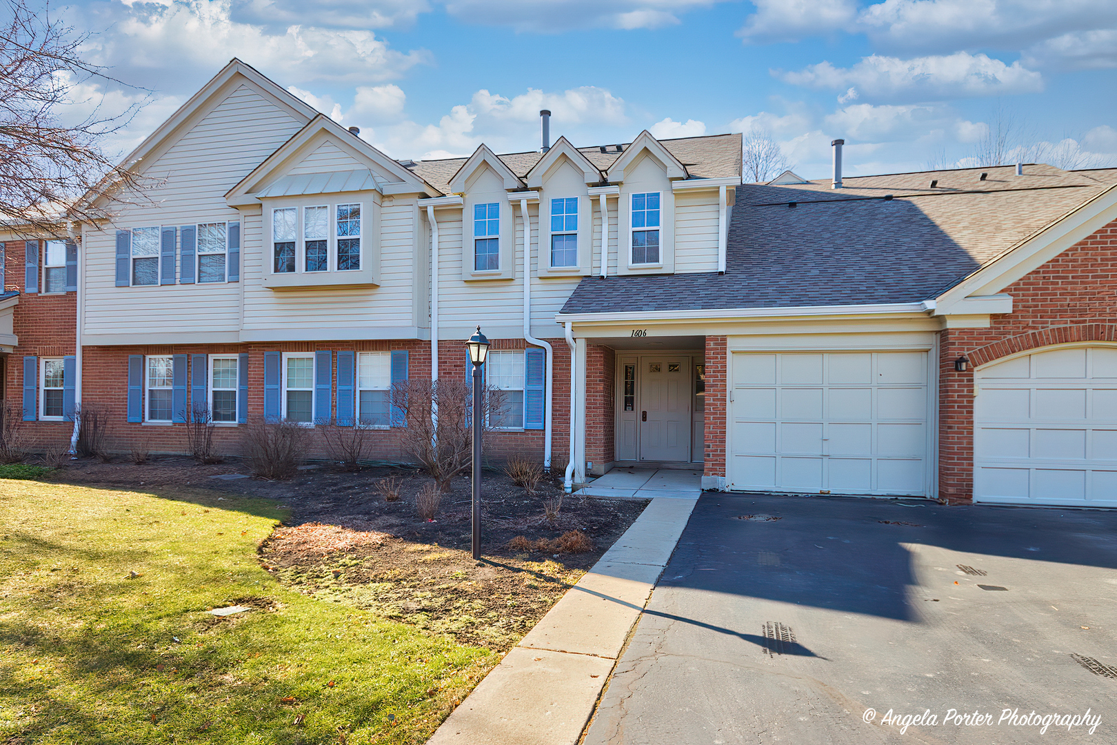 Property Photo: 1606 Stratford Court C2 IL 60090
