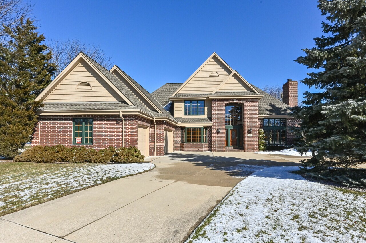 Property Photo: 870 Auburn Ct WI 53045