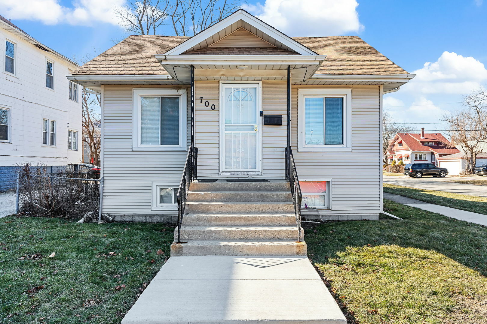 Property Photo:  700 S 6th Avenue  IL 60153 