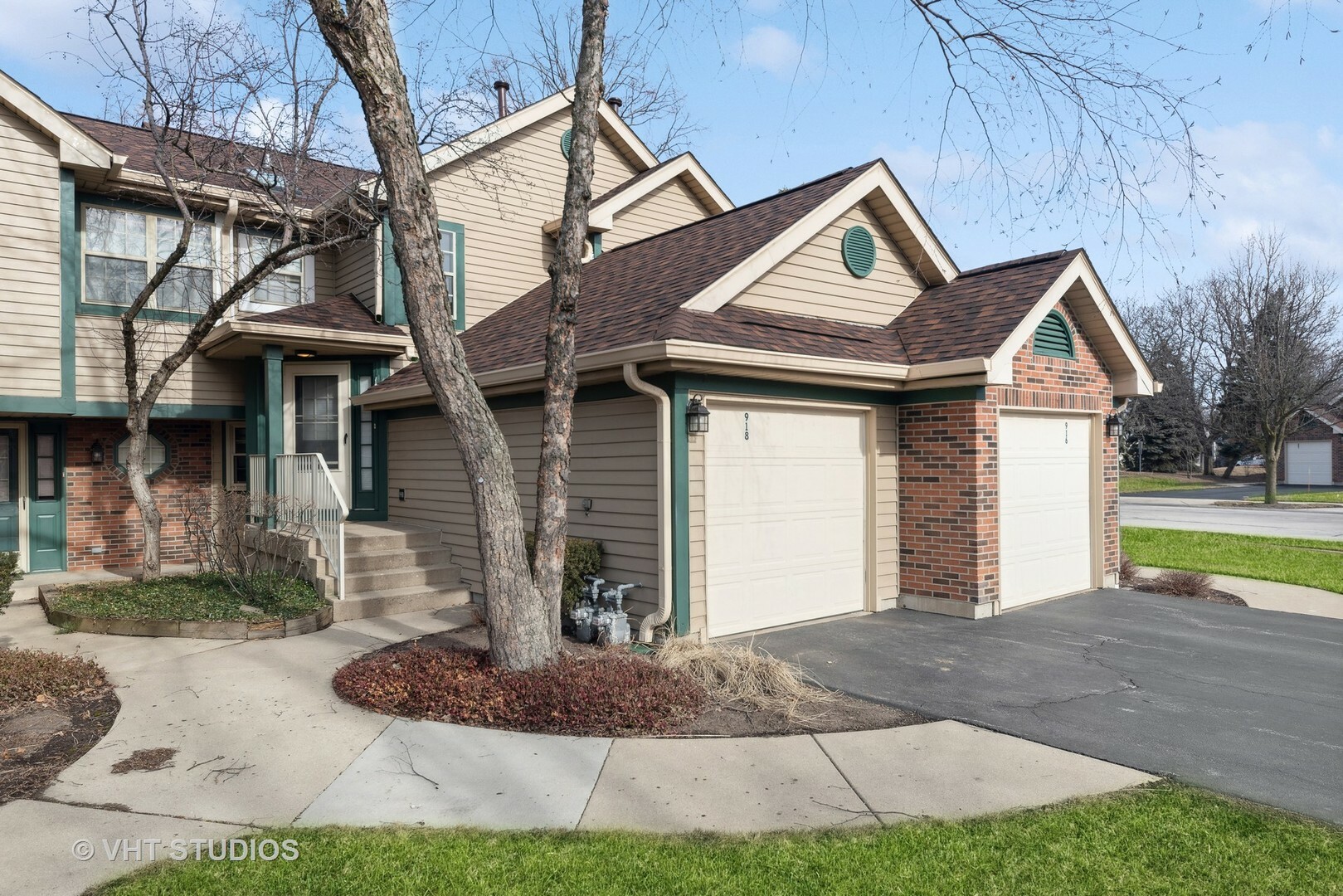 Property Photo:  918 Ridgefield Lane  IL 60090 