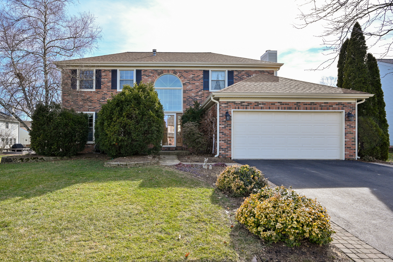 Property Photo: 1042 Mountain Glen Way IL 60188