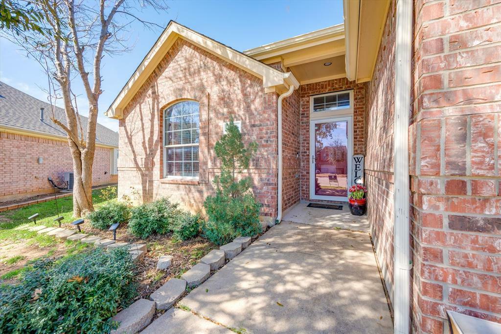 Property Photo:  117 Brookbank Court  TX 76036 