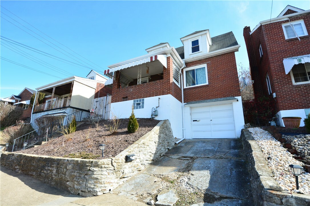 Property Photo:  207 Erie Ave  PA 15045 