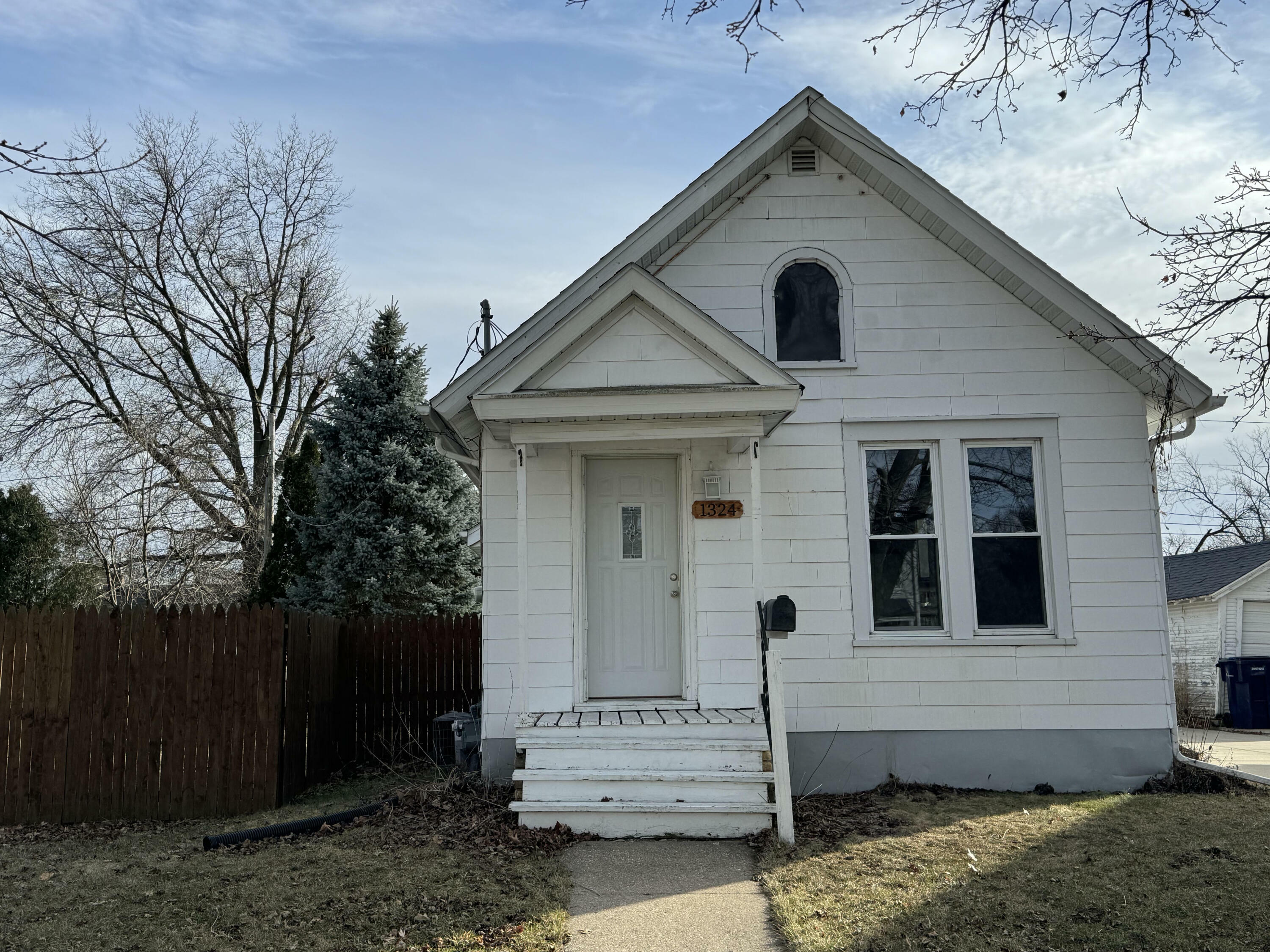 Property Photo:  1324 E Holmes St  WI 53545 