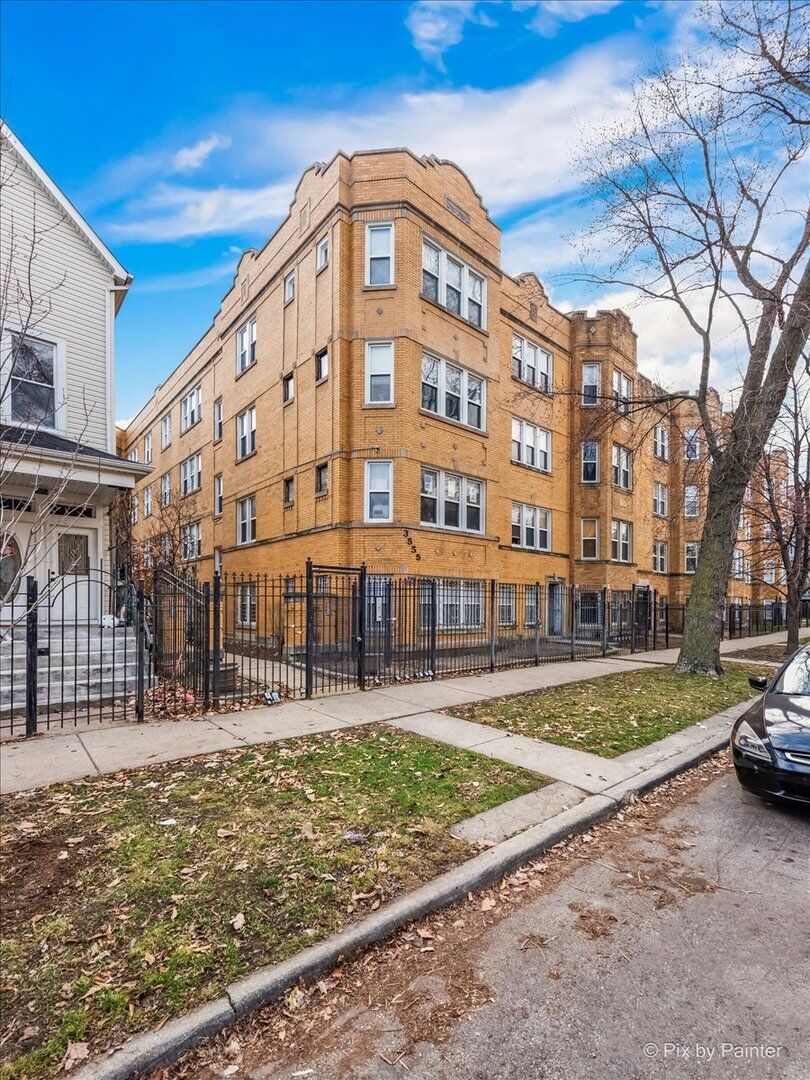 Property Photo: 3555 W Lyndale Street Ga IL 60647