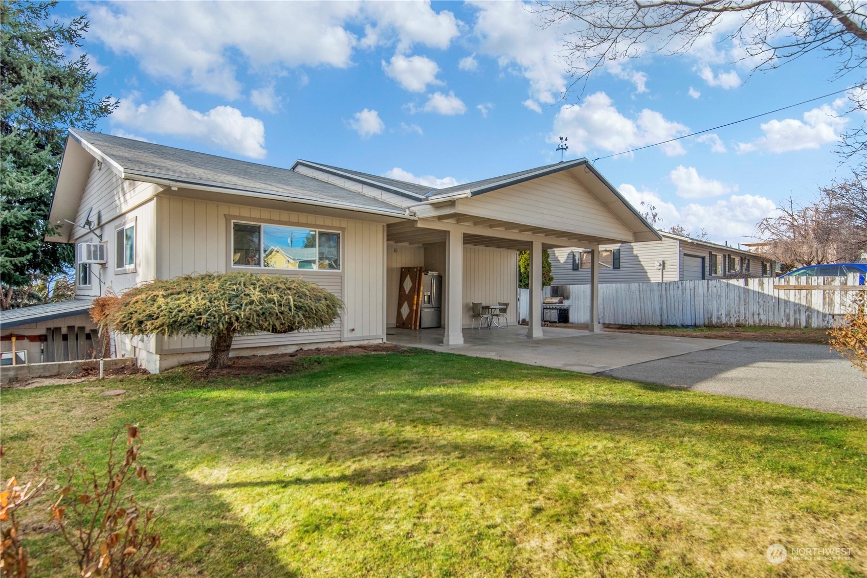 Property Photo:  530 N Lyle Avenue  WA 98802 