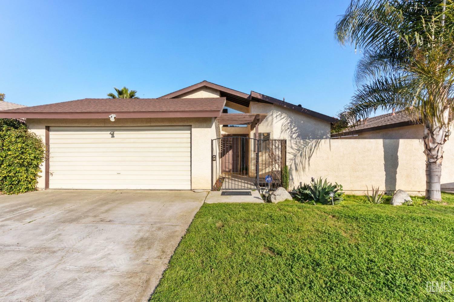 Property Photo:  3309 Park Bend Court  CA 93309 