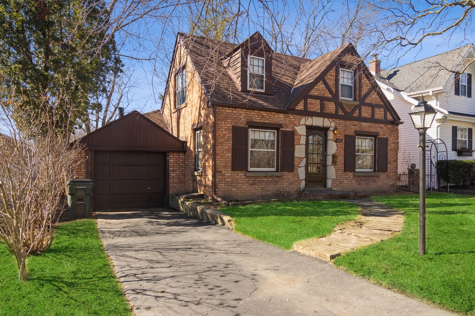 Property Photo:  722 Highland Avenue  IL 60010 