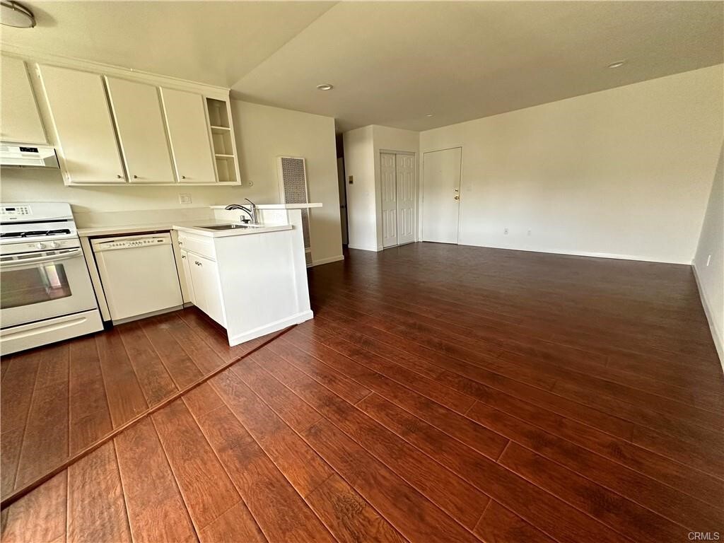 Property Photo: 18530 Hatteras Street 329 CA 91356
