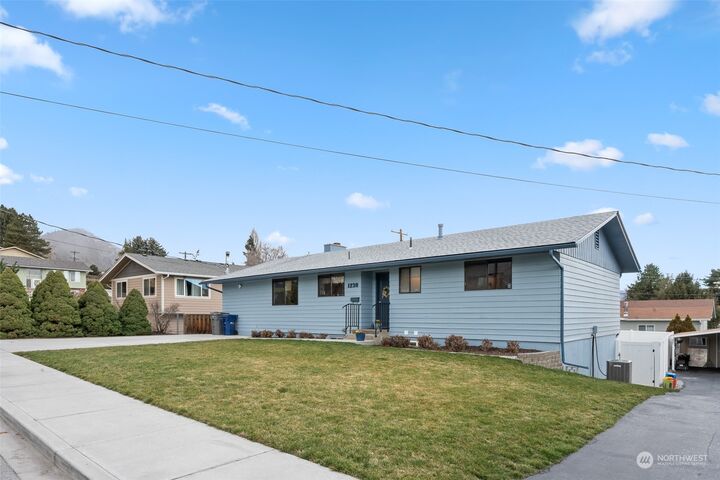 1230  Leanne Place  Wenatchee WA 98801 photo