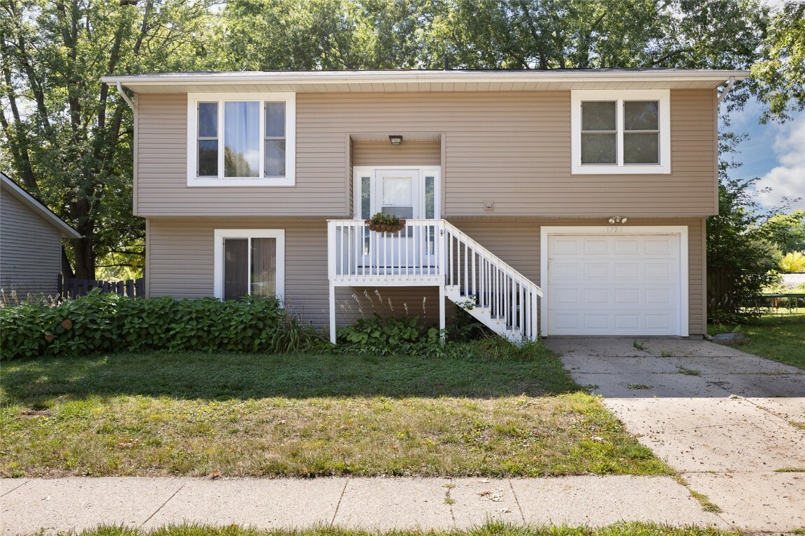 Property Photo:  1725 Dover St  IA 52240 