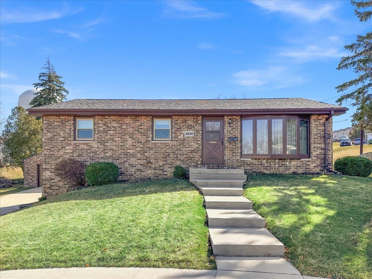 Property Photo:  2220 Chippewa Drive  IA 52001 