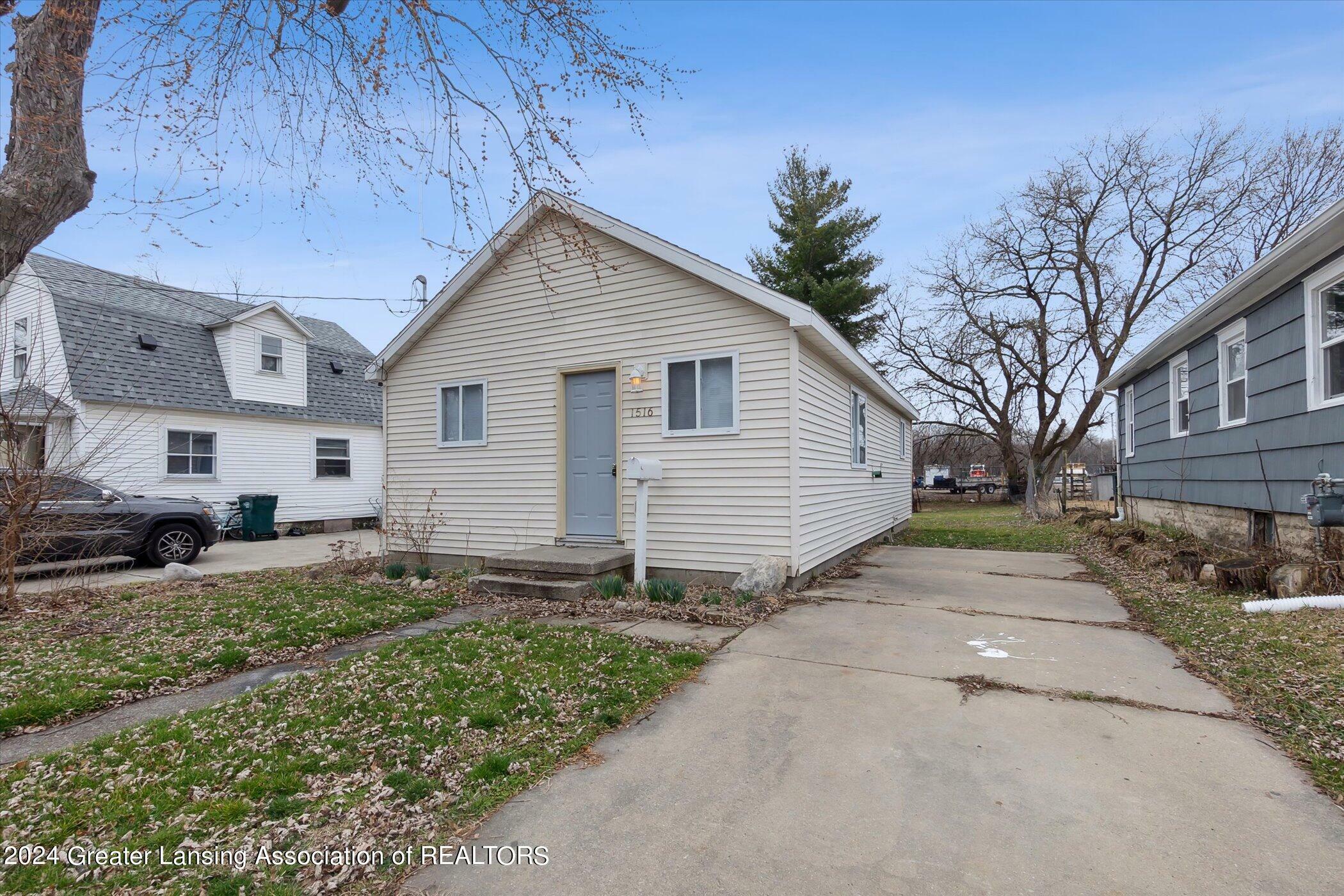 Property Photo:  1516 Knollwood Avenue  MI 48906 